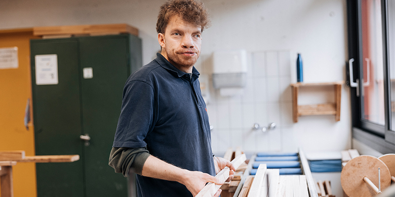 #379 (kein Titel) – Unter der fachlichen Anleitung eines Schreinermeisters werden Bohr- und Sägearbeiten sowie diverse Montagearbeiten ausgeführt.